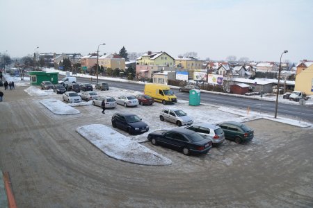 Zmodernizowany parking przy blaszaku, na którym stoi kilka aut