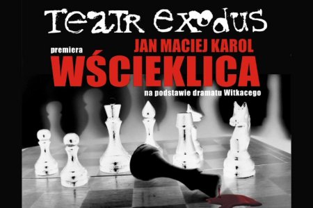 Plakat zachęcający do udziału w przedstawieniu teatru. Od góry nazwa teatru, niżej tytuł przedstawienia, pod nią grafika przedstawiająca szachową planszę. Na niej figury i ich cienie okalające przewróconego, krwawiącego króla. Poniżej obsada i informacje o miejscu i terminach przedstawień