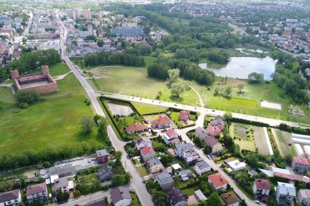 Fragment miasta z lotu ptaka. Po lewej Zamek Książąt Mazowieckich, ulica Zamkowa, skrzyżowanie z ul. Parkową, zabudowania. Najbardziej na prawo torfy i duża część Doliny Rzeki Łydyni