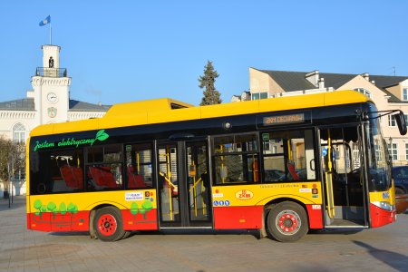 Autobus komunikacji miejskiej różniący się od typowego ciechanowskiego autobusu napisem zakończonym młodym listkiem, umieszczonym nad ostatnią boczną szybą: 