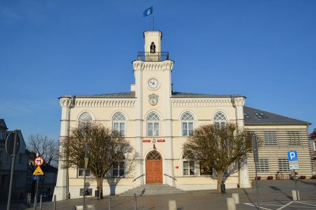 Frontowa ściana ratusza. Pora, kiedy głogi nie mają liści ani kwiatów