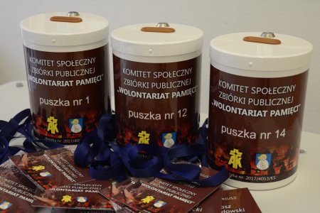 Puszki i identyfikatory dla wolontariuszy biorących udział w kweście. Puszki opisane następująco: Komitet Społeczny Zbiórki Publicznej Wolontariat Pamięci, puszka nr.... Niżej logotyp Akcji Katolickiej i herb Ciechanowa. Niżej numer zbiórki publicznej