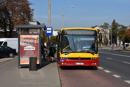 Autobus komunikacji miejskiej stojący na przystanku