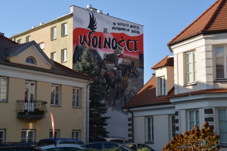 Szczytowa ściana bloku nazywanego przez ciechanowian, ta od strony Muzeum Szlachty Mazowieckiej. Na ścianie patriotyczny mural składający się z malowidła przedstawiającego ułana na koniu, trzymającego biało-czerwoną flagę. U góry napis: W sercach noście narodowego ducha wolności