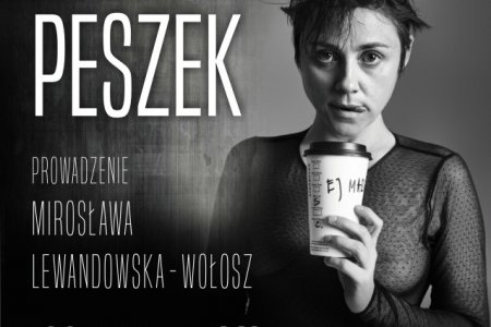 Plakat informujący o Spotkaniu z Kulturą, w którym gościem będzie Maria Peszek. Oprócz informacji organizacyjnym plakat zawiera zdjęcie artystki. M. Peszek trzyma w lewym ręku kubek z pokrywką. Ma roztrzepane, mocno zadarte do góry włosy. Czubek języka pokazuje w lewym kąciku ust