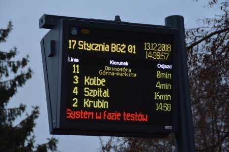 Tablica elektroniczna wyświetlająca realne godziny przyjazdu autobusów. To tablica z przystanku 17 Stycznia BGŻ. Z tablicy wnioskujemy, że odjechał własnie autobus linii 11, za 4 minuty przyjedzie autobus nr 3, za 16 - nr 4, a o 14.58 podjedzie autobus nr 2