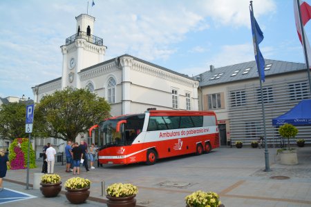 Przed samym ratuszem, we wnęce przy wejściu do Urzędu Stanu Cywilnego stoi Ambulans do pobierania krwi. Przed ambulansem ustawiła się kolejka osób, które zdecydowały się oddać krew potrzebującym