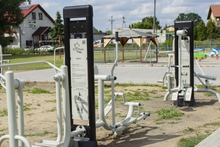 Nowe urządzenia siłowni przy placu zabaw na osiedlu Kwiatowym