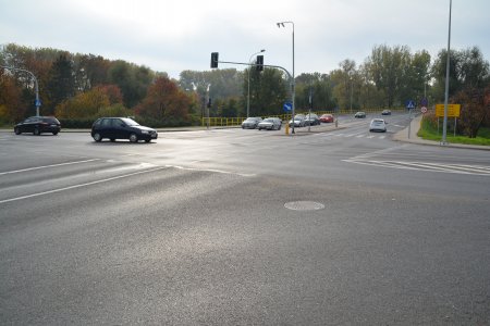 Zjazd z wiaduktu od strony ul. Tatarskiej. Pośrodku skrzyżowania jedno auto. Kilka innych aut stoi 