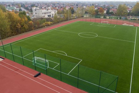 Gotowe boisko przy ul. Czarnieckiego (przy Szkole Podstawowej nr 7). Widok z góry. Po stronach, gdzie mieszczą się bramki zamontowano tzw. piłkochwyty - statki zabezpieczające przed ucieczką piłki