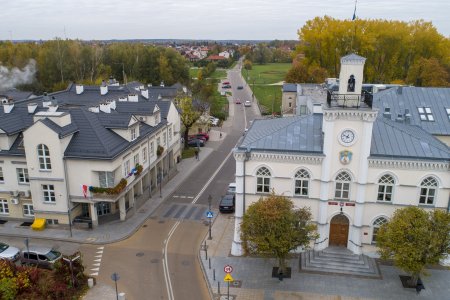 Zdjęcie zrobione z wysoka. Na zdjęciu po prawej miejski ratusz (siedziba władz i części wydziałów), po lewej budynek Urzędu Miasta przy ul Wodnej, który mieści pozostałe wydziały urzędu