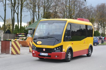 Autobus komunikacji miejskiej stoi w pobliżu bramy cmentarza komunalnego