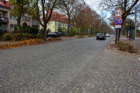 Ul. Sienkiewicza od strony skrzyżowania z ul. Powstańców Warszawskich. Na jezdni zabytkowa kostka ułożona na kształt rybiej łuski