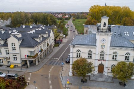 Budynki Urzędu Miasta przy pl. Jana Pawła II 6 widziane z góry. Po prawej znajduje się ratusz, po lewej budynek przy ul. Wobnej. Ulica Wodna pośrodku.