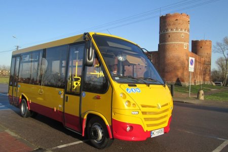 Nowy autobus komunikacji miejskiej. Za nim widać fragment Zamku Książąt Mazowieckich