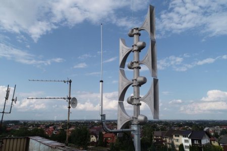 Antena systemu powiadamiania mieszkańców, zamontowana na dachu ratusza. Składa się z masztu, na którym zamontowanych jest sześć megafonów, po trzy na dwie, przeciwne strony świata.