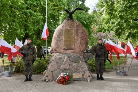 Warta przy pomniku Polskiej Organizacji Wojskowej na placu Kościuszki. Po jednym żołnierzu po dwóch stronach monumentu. Na kamiennym podniesieniu stoi głaz ze złotą tablicą. Na szczycie głazu znajduje się orzeł rozpościerający skrzydła do lotu. Po prawej jest stojak z biało-czerwonymi flagami. Pod pomnikiem leżą kwiaty w barwach narodowych.