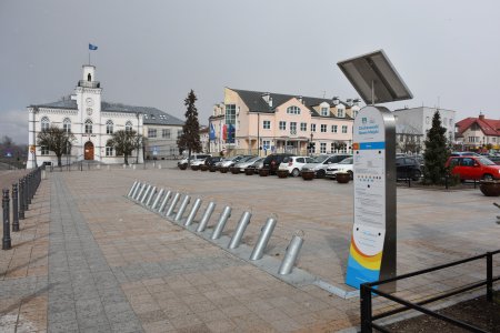 Stacja roweru miejskiego na placu Jana Pawła drugiego. Jest pusta, bez rowerów. 