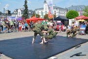 Na matach rozłożonych na Pl. Jana Pawła II sprawność sportowo-bojową demonstrują uczniowie I LO PUL im. 11. Pułku Ułanów Legionowych w Ciechanowie