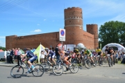 Rowerzyści, którzy przed chwilą wystartowali spod zamku wjeżdżają na ul. Wodną