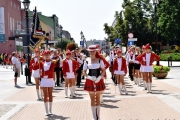 Parada orkiestr dętych idąca przez ul. Warszawską.