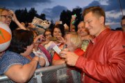 Rafał Brzozowski rozdaje autografy swoim fankom