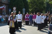 Orszak maszeruje w stronę skweru św. Piotra. Na pierwszym planie ks. dziekan Zbigniew Adamkowski niosący Ewangelię