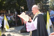 Ks. dziekan Zbigniew Adamkowski czyta ewangelię pod pomnikiem św. Piotra, patrona Ciechanowa