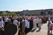 Obchody na Pl. Jana Pawła II, wśród tłumu na postumencie herold nawołujący do przyjęcia nowej wiary