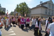 Orszak maszeruje ul. Wodną w kierunku błoni Zamku Książąt Mazowieckich