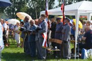 Grupa mundurowych różnych służb, uczestniczących we mszy. Mundurowi stoją.