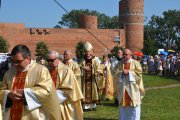 Na błoniach Eminencja biskup płocki Piotr Libera w otoczeniu duchownych, uczestniczących w sprawowaniu mszy św.