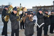 Na placu Jana Pawła II gra orkiestra straży pożarnej. Zbliżenie na muzyków grających na trąbkach i waltorniach