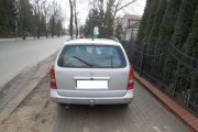 Zaparkowane auto zajmuje niemal całą szerokość chodnika