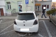 Auto zaparkowane na oznakowanym miejscu dla osób niepełnosprawnych.