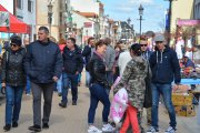 Ludzie spacerujący pomiędzy stoiskami. Na pierwszym planie rozmawiają dwie kobiety. Jedna z nich trzyma duży balon w kształcie zabawnego kota