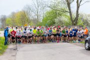 Start ostry z ul. Konwerskiego w Opinogórze. Po prawej widać parkan okalający park przypałacowy