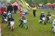 Malutkie dzieci na rowerkach, niektóre na trójkołowych