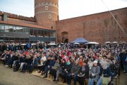 Publiczność zgromadzona przed sceną podczas koncertu Michała Bajora i innych muzyków