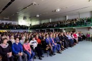 Na zdjęciu publiczność, która przyszła na koncert. Hala i balkony wypełnione po brzegi. W pierwszym rzędzie siedzi m. in. prezydent Ciechanowa z małżonką, radni, duchowny