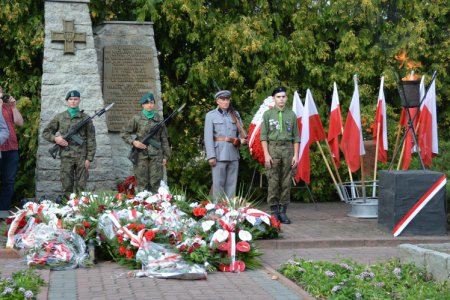 Warta honorowa przy Kwaterze Wojska Polskiego i Ofiar Terroru, przy ul Gostkowskiej.