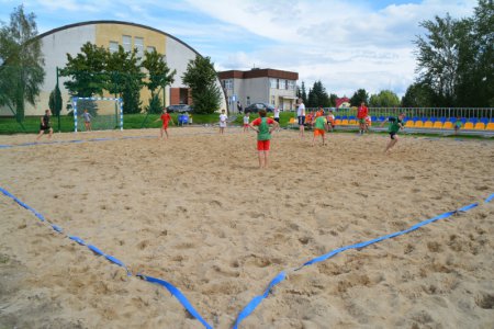 Mecz piłki ręcznej na nowym boisku do piłki plażowej