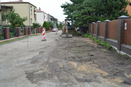 Koparka wykonuje korytowanie gruntu pod powstającą ulicę