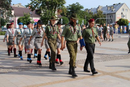 Przemarsz harcerzy przez Pl. Jana Pawła II