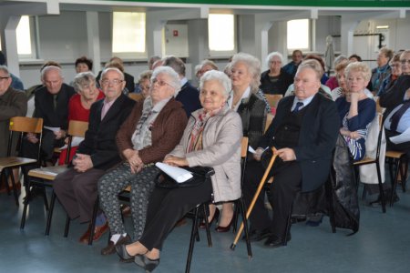 Grupa seniorów podczas spotkania