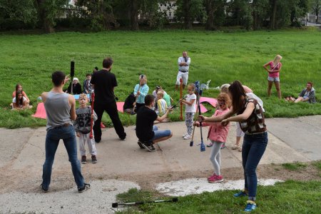 Na wolnym powietrzu warsztaty dla dzieci jak robi się pokazy ognia fireshow.