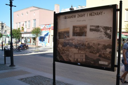 Jedna z gablot z informacjami o starym Ciechanowie,stojących wzdłuż ul. Warszawskiej.