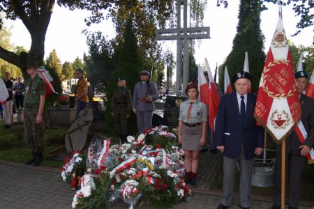 Warta przy Pomniku Ofiar Terroru, na cmentarzu komunalnym