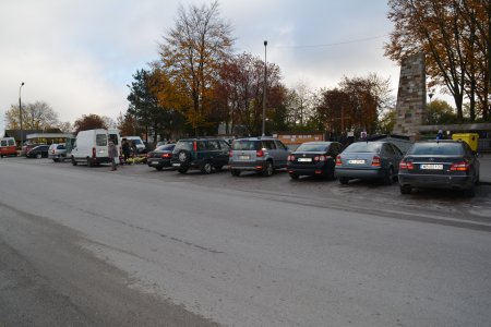 Wypełniony samochodami parking przy bramie cmentarza komunalnego