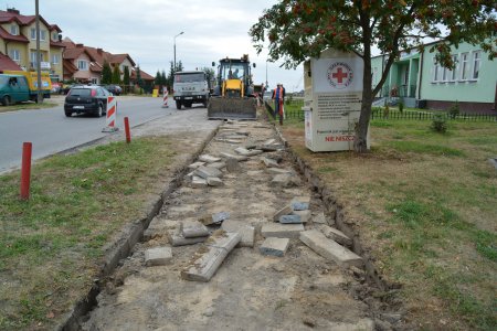 Trwa usuwanie starego betonowego pokrycia chodnika wzdłuż ul. Batalionów Chłopskich